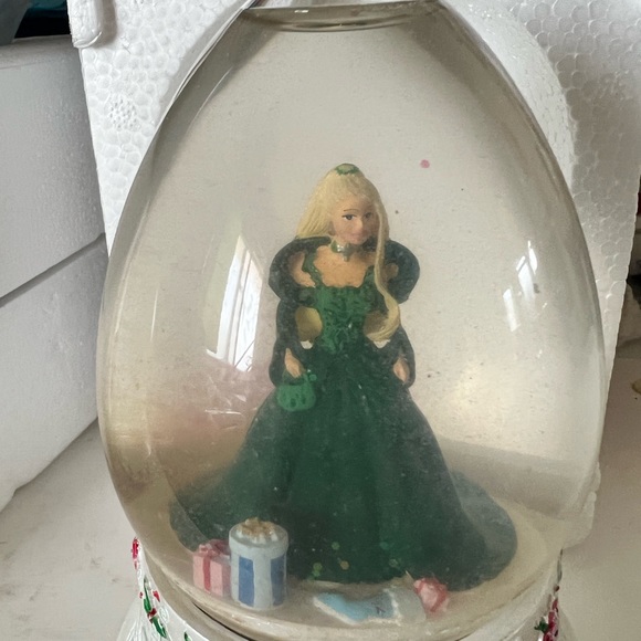 Happy holidays barbie 2004 musical water globe , vintage barbie - Picture 10 of 13